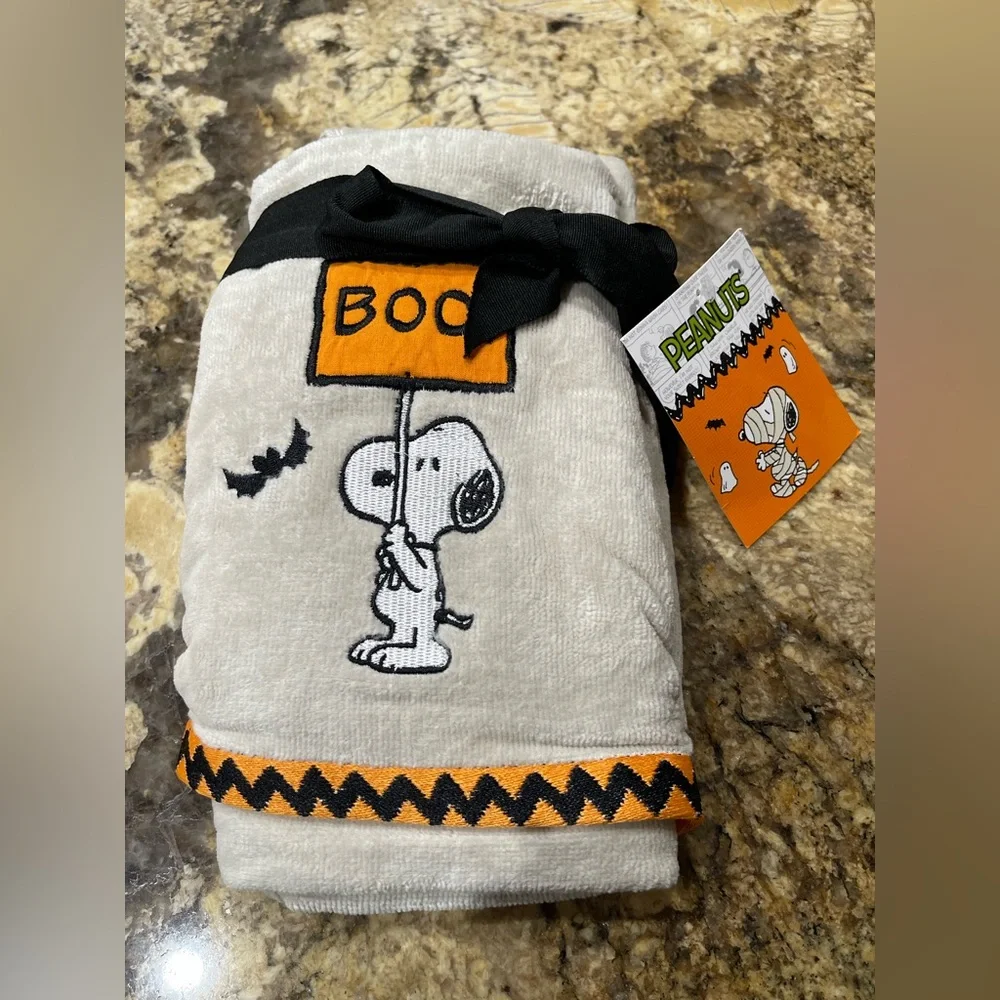 Peanuts set of 2 hand towels - Snoopy and Bat BOO brand new! 100% Cotton
